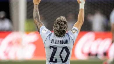 Imagen de los jugadores de Uruguay y Arabia Saudita en el campo de juego