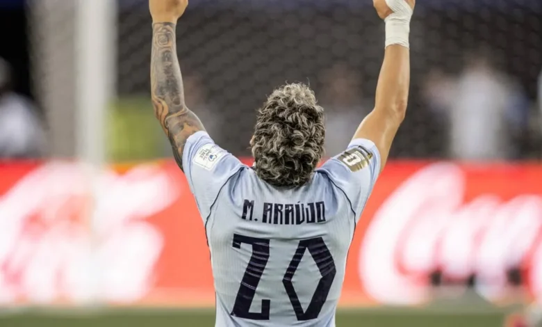 Imagen de los jugadores de Uruguay y Arabia Saudita en el campo de juego