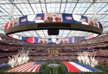 Tom Cruise y Anya Taylor-Joy en el estadio del Mundial 2026