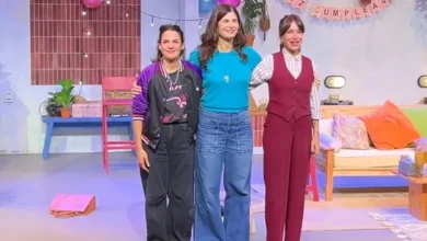 Florencia Peña en el escenario, sonriendo y recibiendo aplausos del público