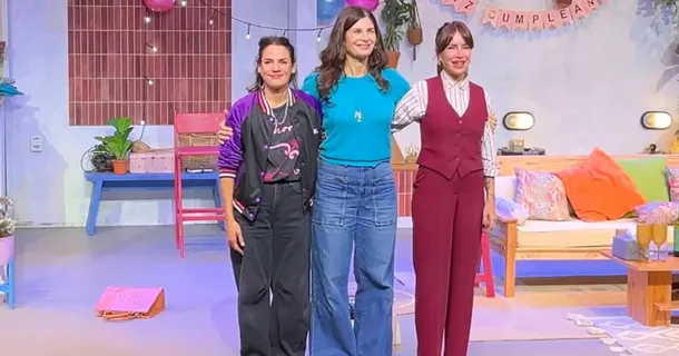 Florencia Peña en el escenario, sonriendo y recibiendo aplausos del público