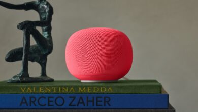 Imagen del Google Home Speaker en diferentes colores y entornos de hogar
