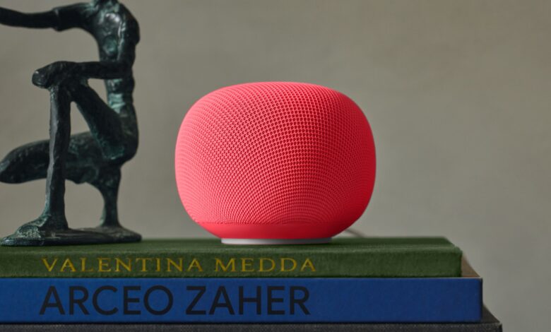 Imagen del Google Home Speaker en diferentes colores y entornos de hogar