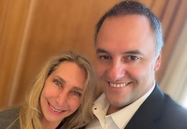 Manuel Adorni y Javier Milei en una reunión oficial