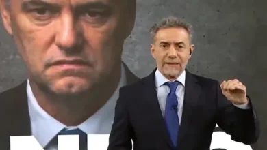 Luis Majul y Manuel Adorni en fotografías separadas, con un fondo de noticias y política
