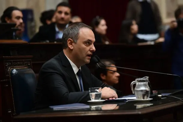 Manuel Adorni en una sesión del Senado