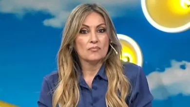 Imagen de una persona hablando en un programa de televisión con una audiencia visiblemente impactada