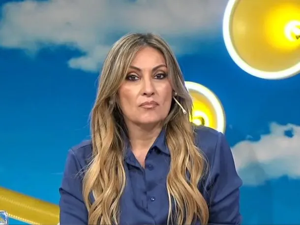 Imagen de una persona hablando en un programa de televisión con una audiencia visiblemente impactada