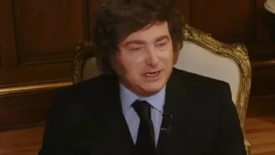 Foto del presidente Javier Milei durante una visita a un programa social