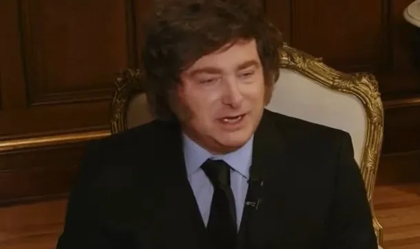 Foto del presidente Javier Milei durante una visita a un programa social