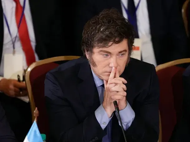 Javier Milei y Florencia Peña en una imagen relacionada con el escándalo en LUZU TV
