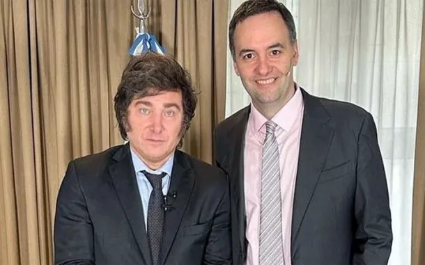 Manuel Adorni en una reunión de gabinete