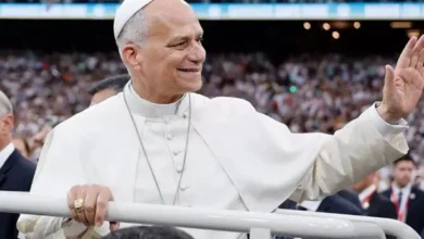 El Papa León XIV sonríe mientras saluda a los fieles