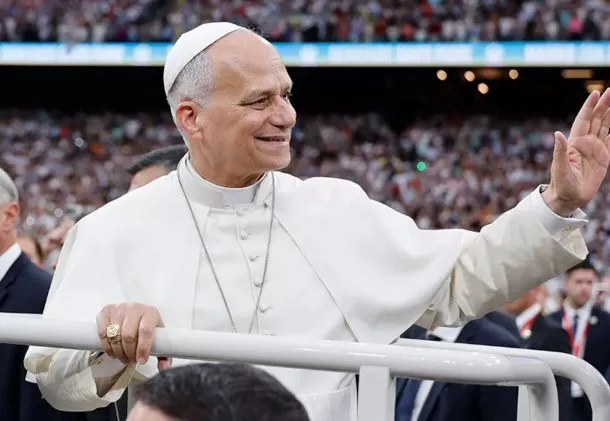 El Papa León XIV sonríe mientras saluda a los fieles