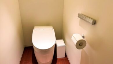 Un washlet en un baño moderno, con sensores de presencia y calefacción del asiento
