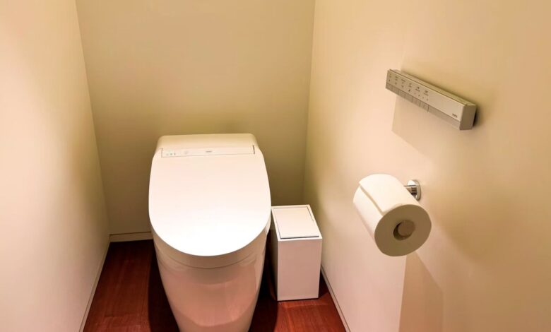 Un washlet en un baño moderno, con sensores de presencia y calefacción del asiento