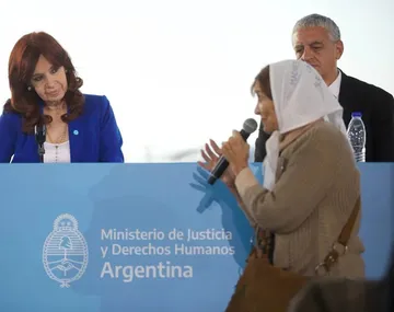 Imagen de Taty Almeida en una marcha de Madres de Plaza de Mayo