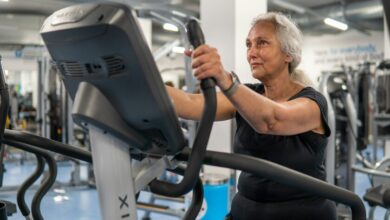 Persona envejeciendo, caminando con bastón, con una expresión de bienestar y confianza