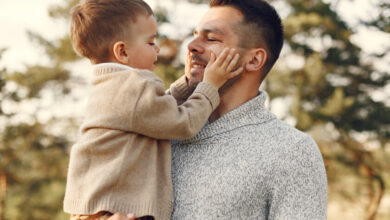 Padre y hijo compartiendo un momento de conexión