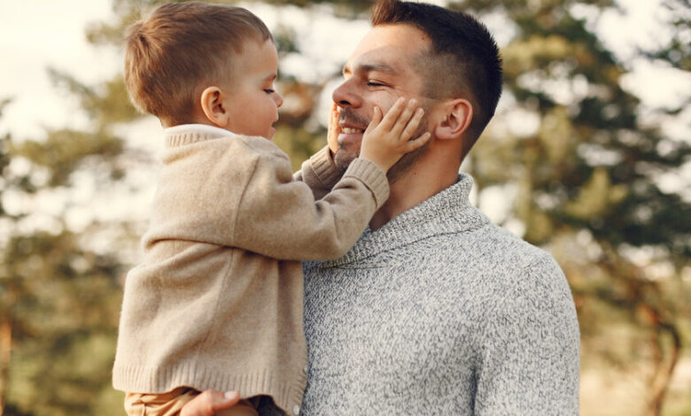 Padre y hijo compartiendo un momento de conexión