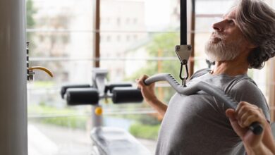 Hombre de edad madura haciendo ejercicio de fuerza en el gimnasio