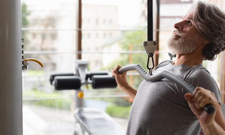 Hombre de edad madura haciendo ejercicio de fuerza en el gimnasio