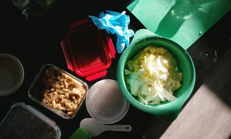 Una nevera llena de comida fresca y segura