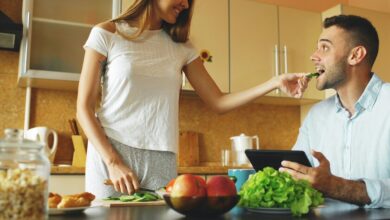Imágen de una persona durmiendo, haciendo ejercicio y comiendo verduras
