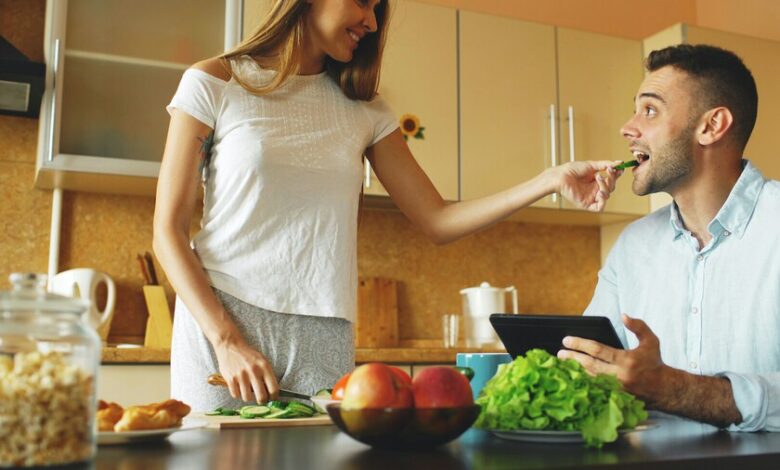 Imágen de una persona durmiendo, haciendo ejercicio y comiendo verduras