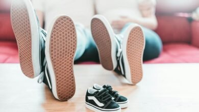 Niños con zapatos adecuados y seguros