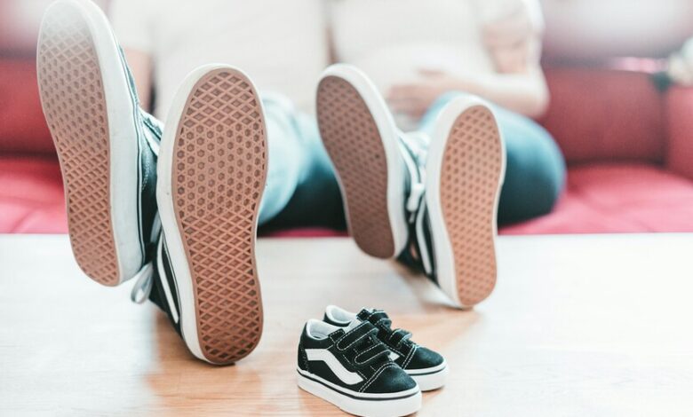 Niños con zapatos adecuados y seguros