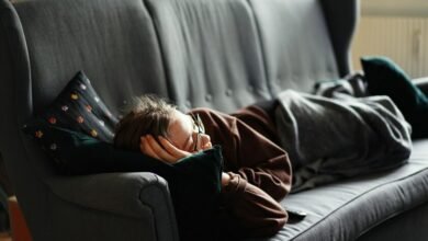 Persona durmiendo en una hamaca, con un libro en la mano