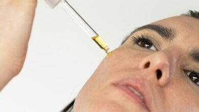 Mujer aplicando protector solar en su rostro