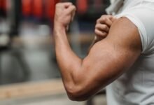 Imagen de un hombre saludable con niveles adecuados de testosterona
