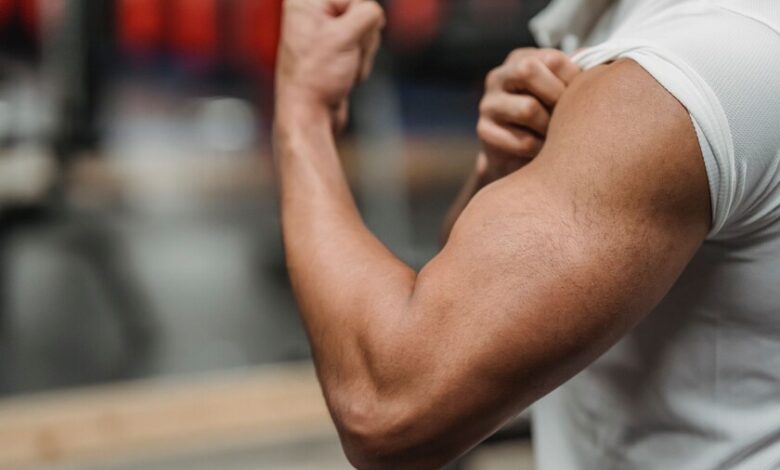 Imagen de un hombre saludable con niveles adecuados de testosterona