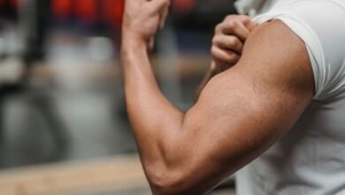 Un hombre haciendo ejercicio para mantener niveles saludables de testosterona