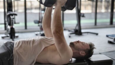 Persona adulta realizando ejercicios de fuerza en un gimnasio