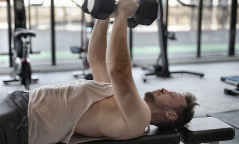Persona adulta realizando ejercicios de fuerza en un gimnasio