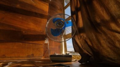 Persona refrescándose con un ventilador en un día caluroso