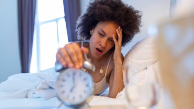 Persona dormida tranquila en una habitación fresca