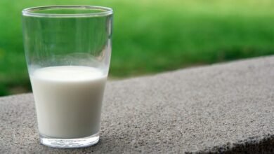 Una persona disfrutando de un vaso de leche fresca