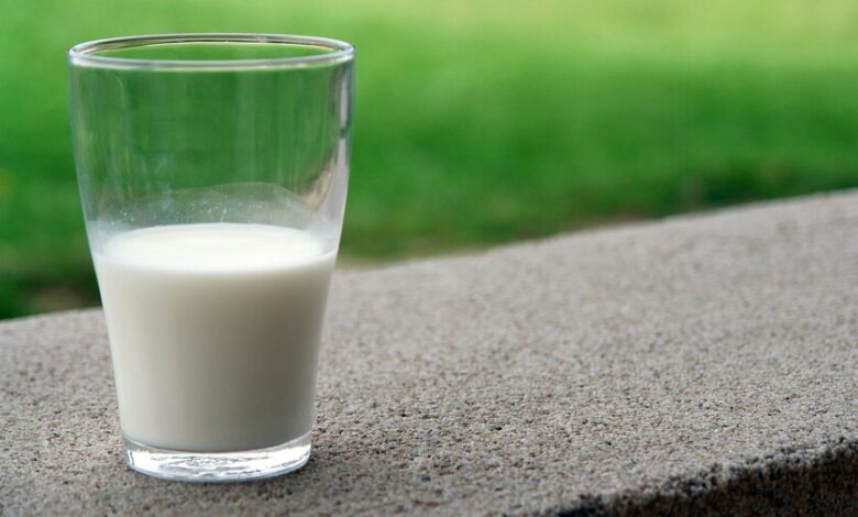 Una persona disfrutando de un vaso de leche fresca