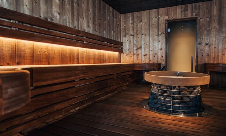 Persona relajándose en una sauna
