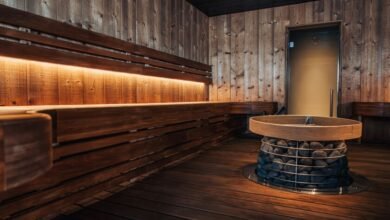 Persona relajada en una sauna