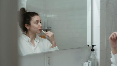 Imágenes de una persona cepillando sus dientes con una sonrisa saludable