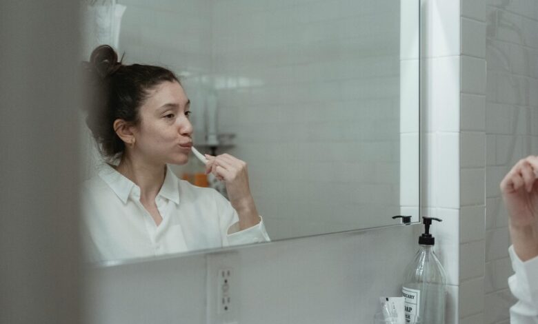Imágenes de una persona cepillando sus dientes con una sonrisa saludable