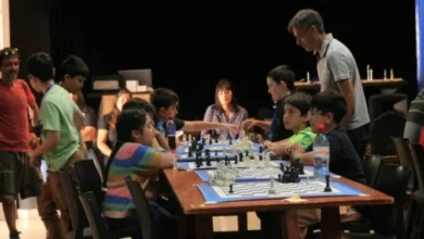 Imagen del Parque de la Biodiversidad con personas jugando ajedrez