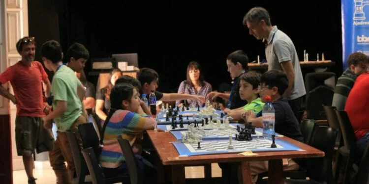 Imagen del Parque de la Biodiversidad con personas jugando ajedrez