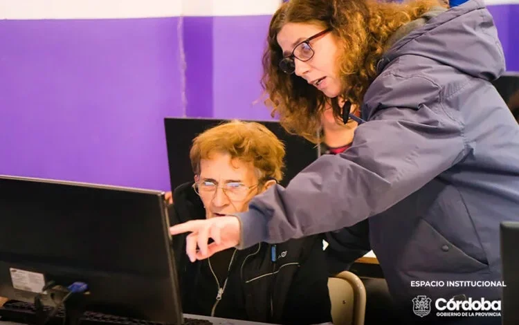 Imágenes de personas capacitándose en diferentes áreas laborales