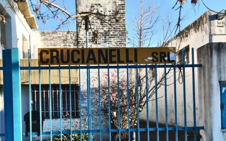 Trabajadores de la autopartista Crucianelli protestan ante el cierre repentino de la empresa